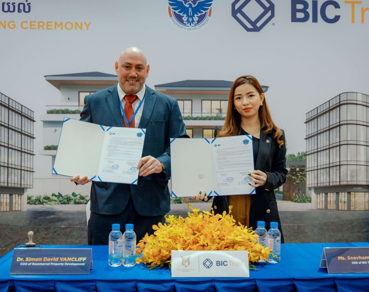 ពិធីចុះហត្ថលេខាផ្លូវការ លើអនុស្សរណៈយោគយល់ រវាងគម្រោង មានជ័យ រ៉េស៊ីដិនស៍​ និង BIC Trust អនុញ្ញាតឱ្យវិនិយោគិនបរទេសអាចផ្ទះនៅ គម្រោង មានជ័យ រ៉េស៊ីដិនស៍ ជាមួយសេវាកម្ម BIC Trust